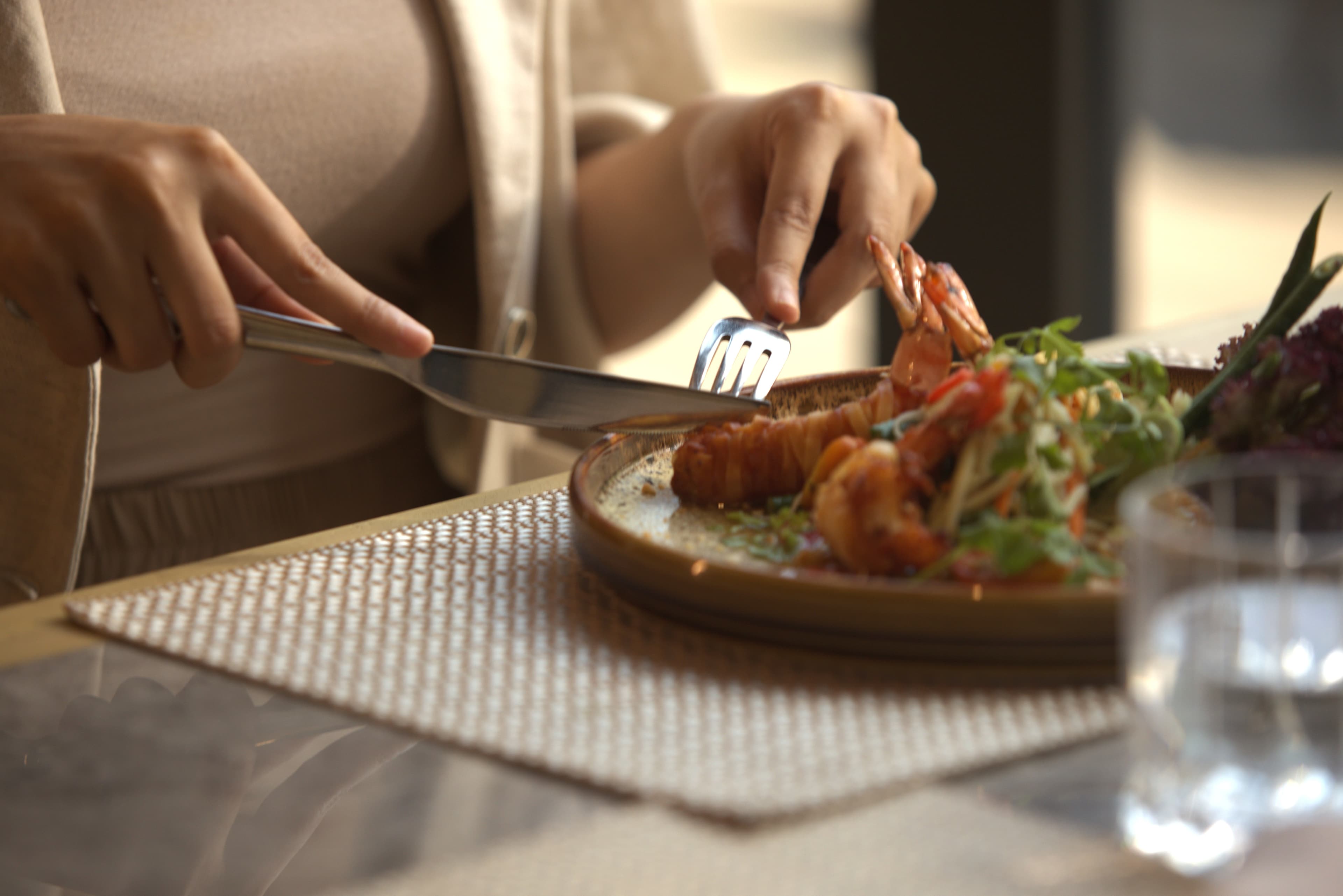 Woman slicing best thai food in Yogyakarta